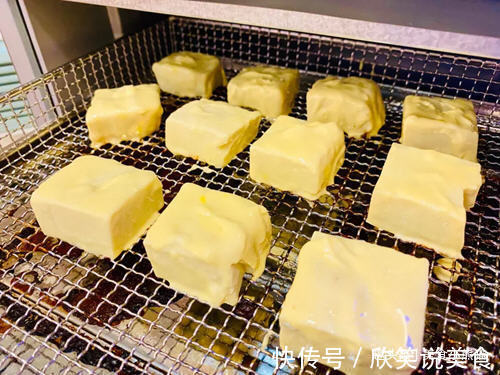 烤箱版气炸豆腐，低油低脂肪，懒人易学菜肴，外酥里嫩，好吃到爆