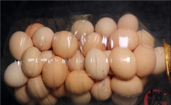 鸡蛋|空油桶如何装鸡蛋,姑娘教我小妙招,没想到这么简单,太实用了