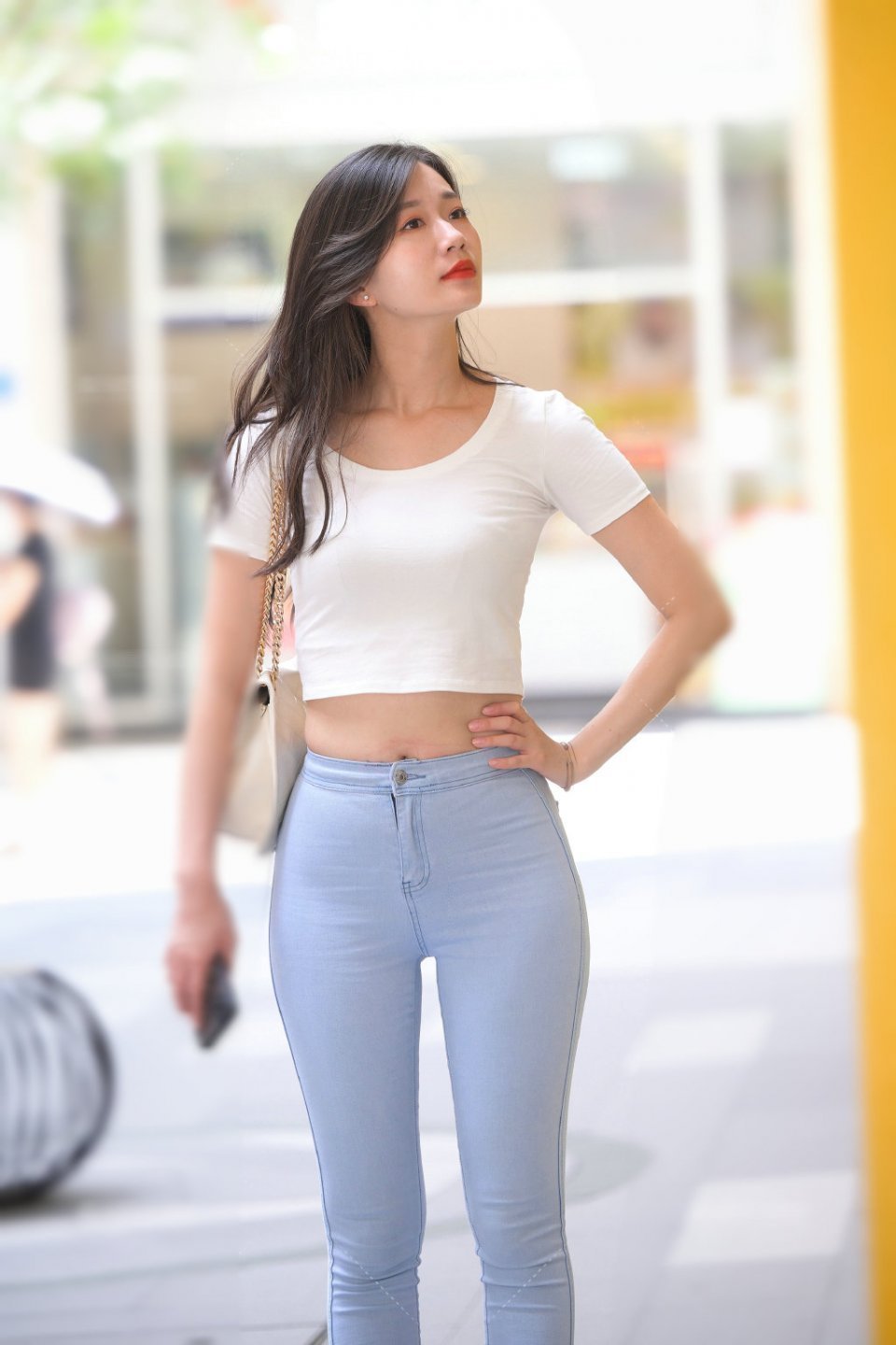 美女 连衣裙轻松穿出优雅高级感,让美女看起来充满活力和性感