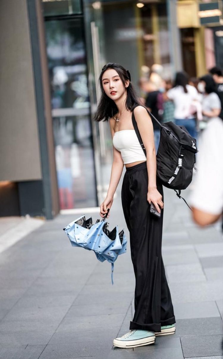 气质|街拍:“牛油果绿”小姐姐,时尚不乏成熟气质,为背面设计点赞