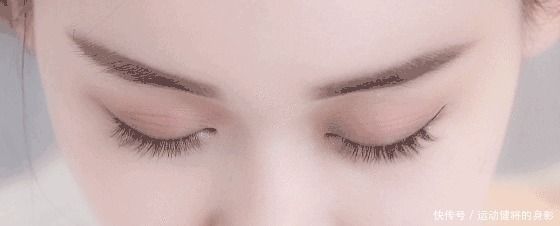 妆感|吉娜真是放开了!大方卸掉假睫毛,看到素颜真容,难怪妆感那么重