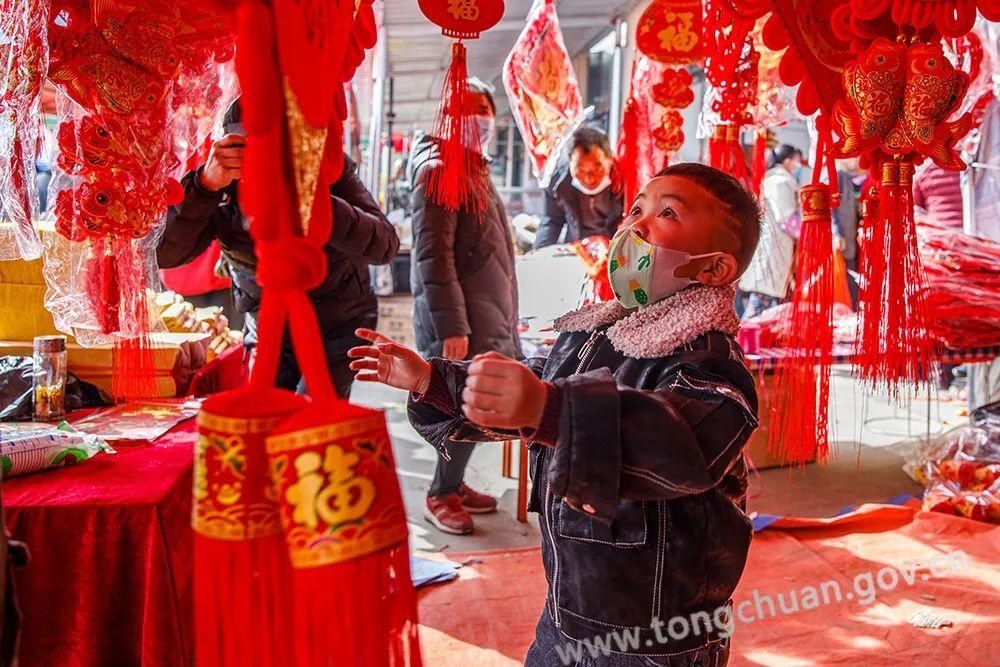  春节将至年味浓 年货市场“热”起来