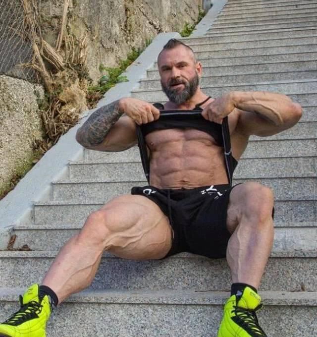 肌肉男|世界最低体脂肌肉男,一次吃十斤生牛肉,肌肉像拉丝一样血管暴突