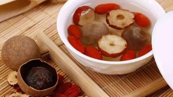 红枣与“四物”搭配,平时多吃点,淡化雀斑,健脾健胃,小腹平了