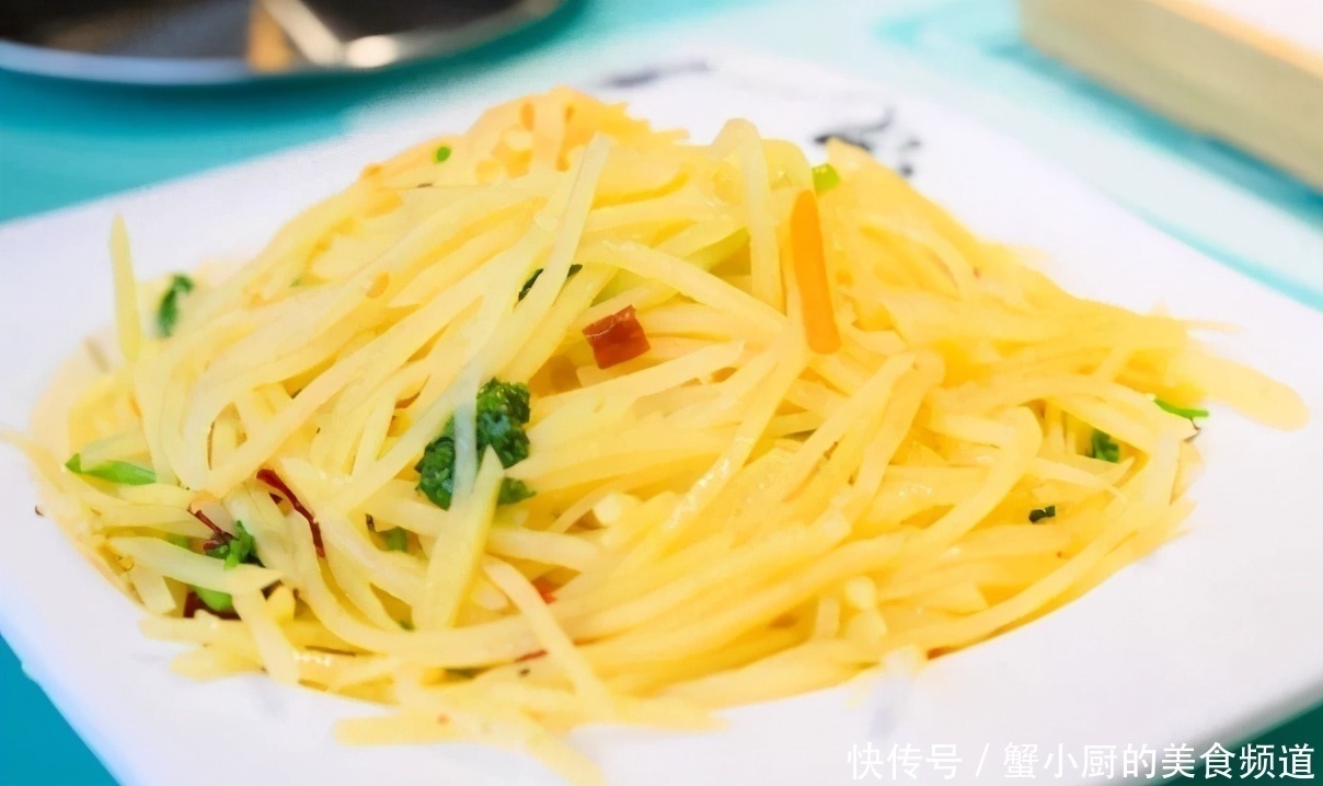 酸辣土豆丝|炒土豆丝时，醋什么时候放很重要，好多人弄错了，难怪土豆丝不脆