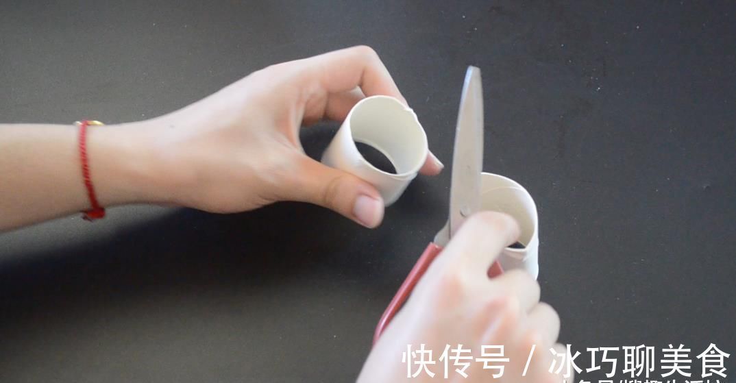 把卷纸筒粘在垃圾桶是上, 这个作用太神奇了, 解决了很多家庭的烦恼