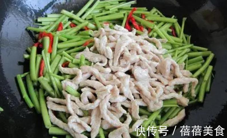 炒肉丝,只会腌制不行,需掌握2个技巧,否则容易粘锅、发硬