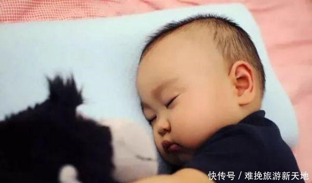 孩子|“不靠谱妈妈”火了,哄娃时候自己先睡着了,孩子举动超暖心