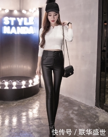 素面朝天的打底裤小姐姐,秀出娇美身材,恰到好处的展现女神范!