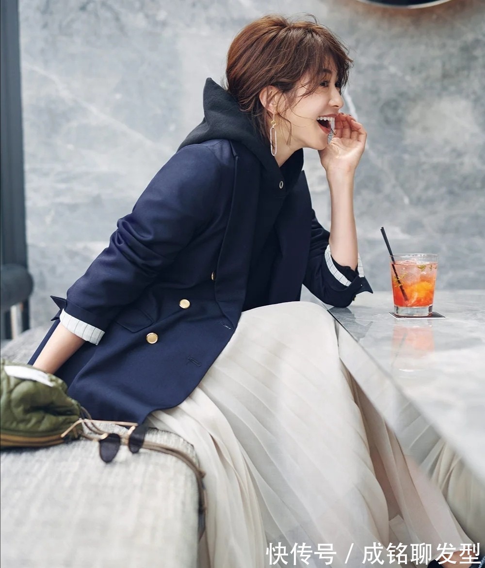 小西装|四十多岁的女人,选择外套记住这“三不要”,容易显胖又没气质
