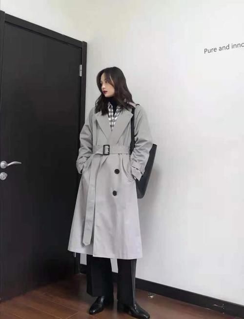 灰色给人一种很温暖、和蔼的感觉，这样子的穿搭方法也非常的时尚