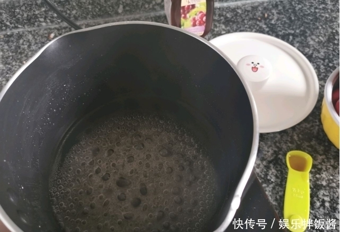 干净|10月是山楂的成熟期,撒把白糖炒一炒,开胃解馋自制干净吃得放心