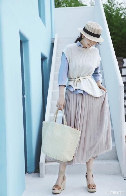 真正会打扮的女人，穿毛衣很少配裤子，看三木这样穿就知道了