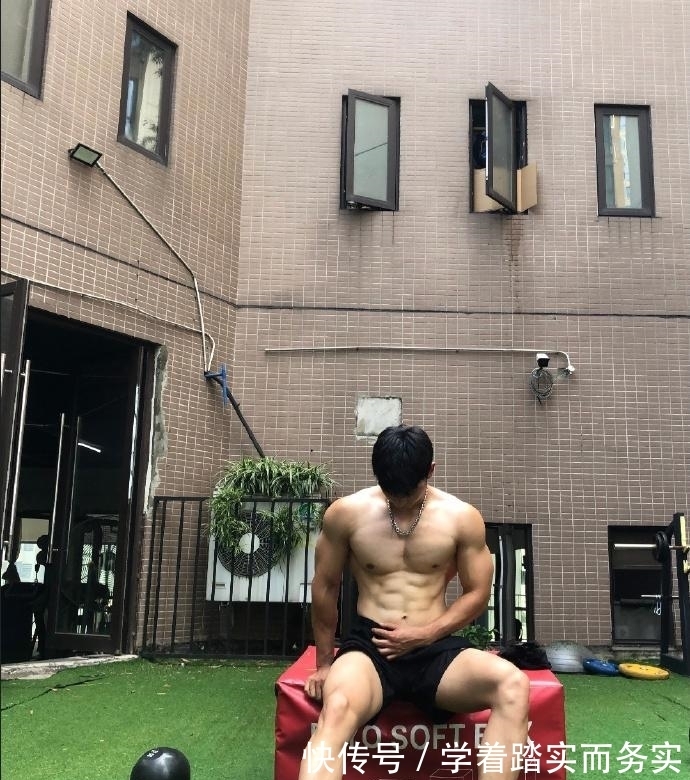 学霸|四川师范大学肌肉学霸，24岁健壮大长腿，这霸气麒麟臂胸肌也太可了！