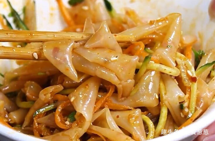 教你在家自制凉皮,不洗面,不揉面,透亮筋道,怎么扯都不断