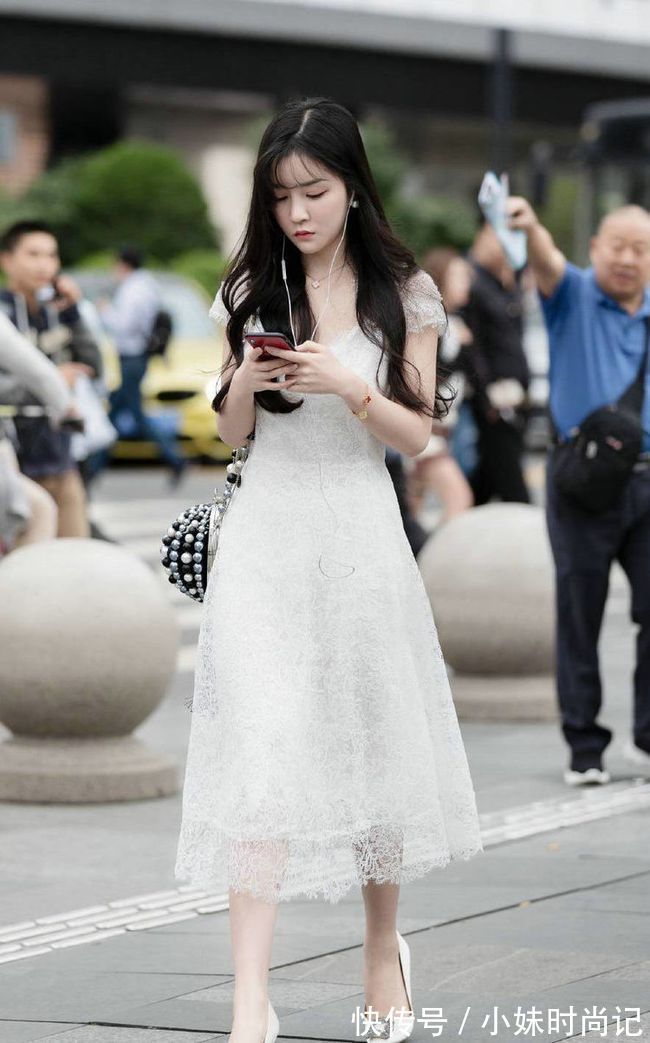 蕾丝|街拍美女:身材样貌出众的美女,白色连衣裙搭配白色高跟鞋