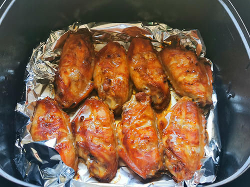 在家烤翅中自配腌料，烤好外焦里嫩香浓入味，真解馋