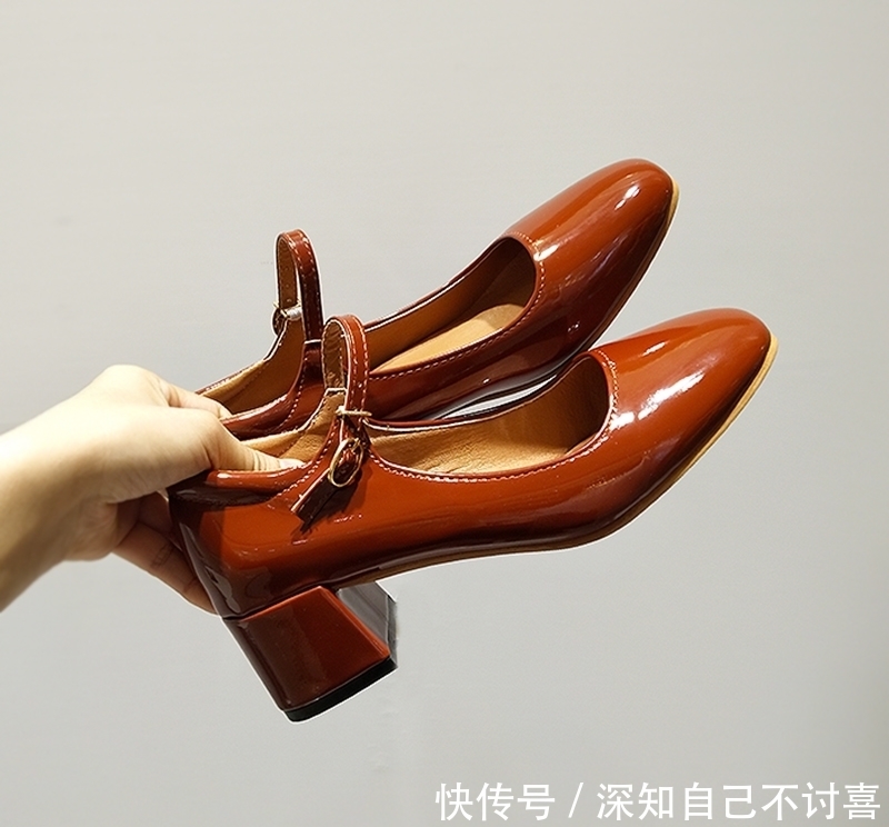 高跟鞋时尚又百搭,出门拜年穿上,流露出时尚魅力
