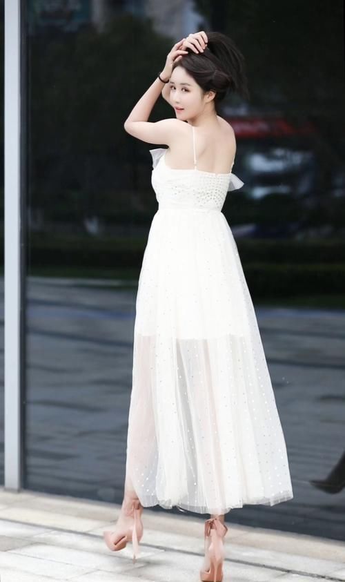  吊带裙|仙气十足的小姐姐，一身白色吊带裙，美过仙女