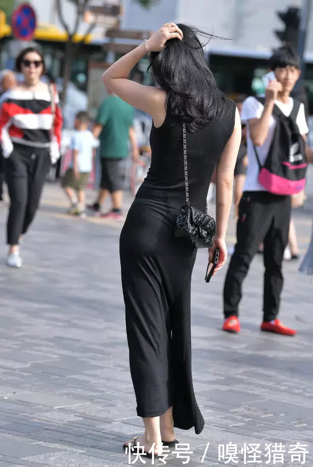 优雅|街拍美女:微胖妇人一袭优雅长裙,尽显婀娜身姿,浪漫雅致,很美