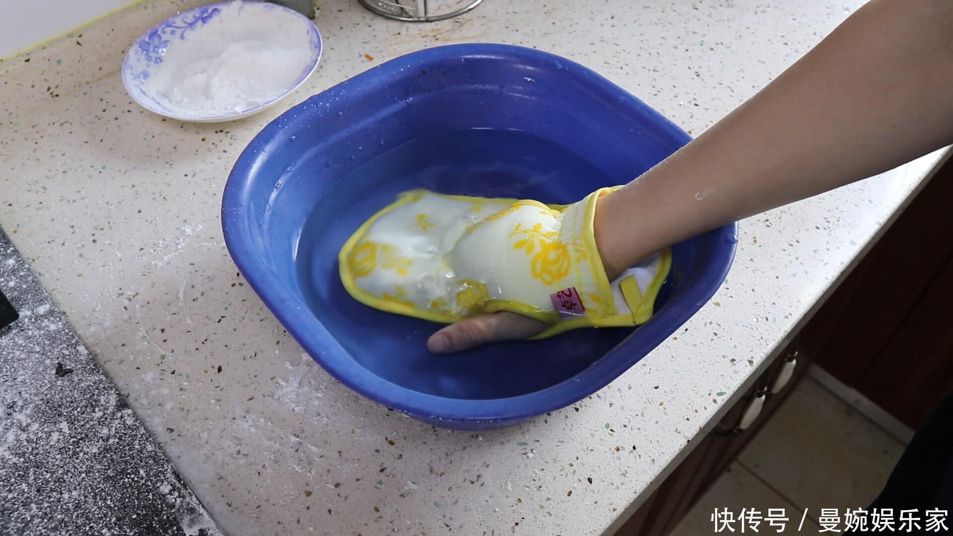 面粉|再脏的油烟机,撒上它擦一擦,2分钟就能洗得光亮如新,太省事了