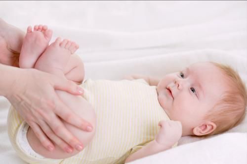大脑|宝宝太难哄睡?家长不妨多给孩子抚摸3个部位,娃睡得香更聪明