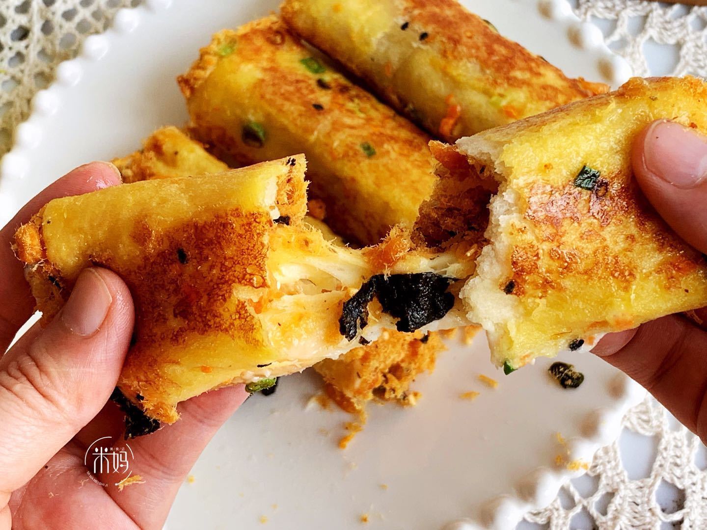 最近孩子迷上它，早餐宵夜都要吃，柔软焦香还拉丝，5分钟就搞定