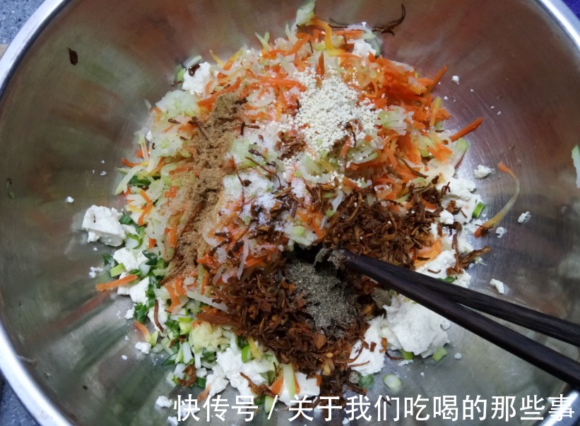 炸萝卜丸子,加面粉淀粉都不对,教你饭店不外传的做法,外酥里鲜