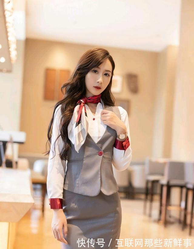 高跟鞋 一袭优雅潮流套装，展示女性干练优雅的大气风度！