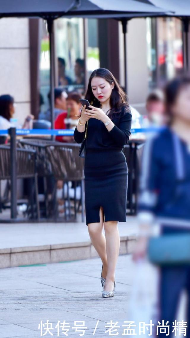街拍:短裙搭配西装,时尚耐看又舒心也很有气质!能吸引别人的注意