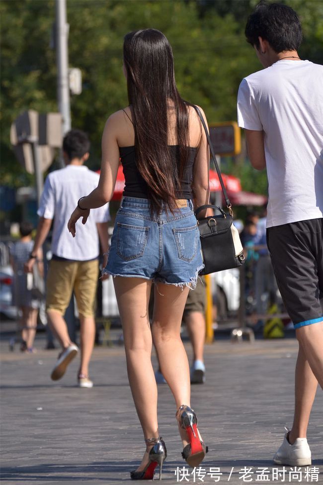 搭配|街拍美女：牛仔短裤，灰色尖头细跟鞋，身材娇小的女生搭出时尚美