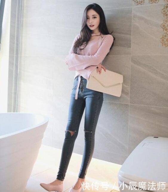 身材紧致的牛仔裤美女,显得高挑有型,非常有魅力