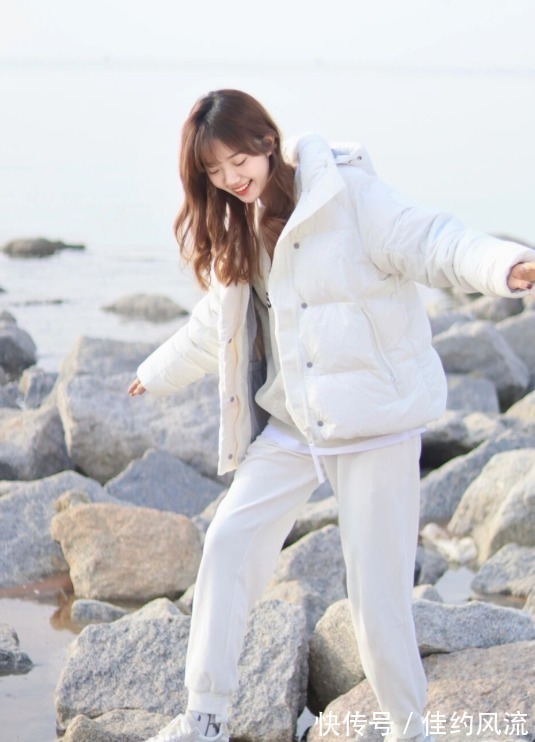 小姐姐 今年流行“羽绒服+小白裤”,保暖舒适又清爽,日常百搭不挑人