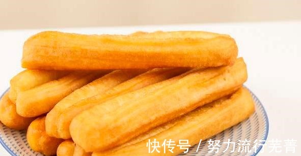 炸油条|炸油条时多放一点它,发酵速度快,油条金黄酥脆,个个空心蓬松!