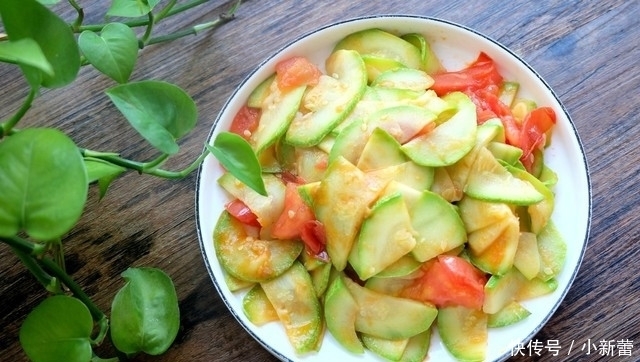 西葫芦别再炒肉了,放个番茄炒一炒,做法简单,清淡营养好吸收