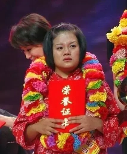 殘疾|“山楂妹”:因殘疾被親生父母拋棄,成名后拒絕認(rèn)親,只愛養(yǎng)父母