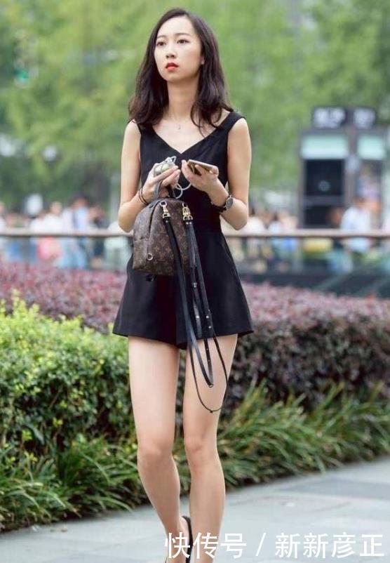 街拍街拍皎若秋月的美女,身穿吊带连衣裙,青春靓丽