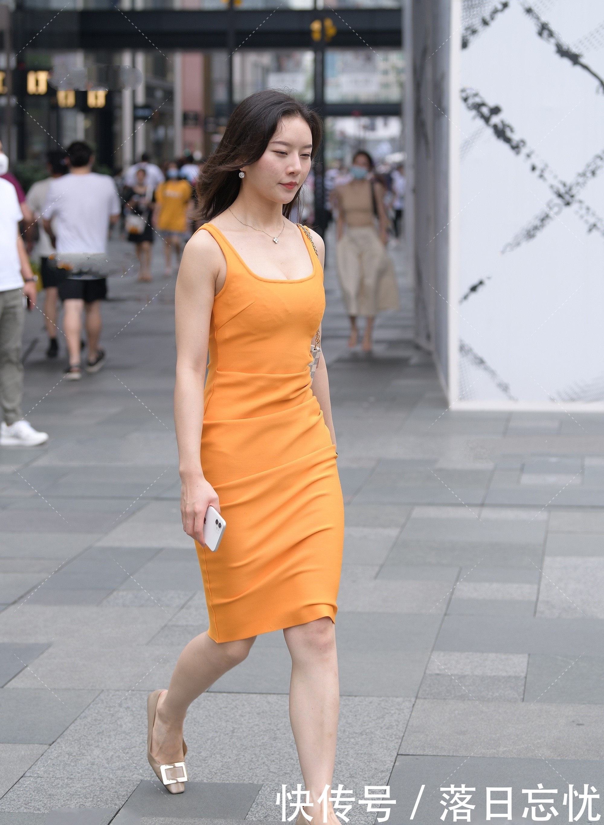 橙色|橙色连衣裙选择时需要注意的方面,展示夏季的鲜活力