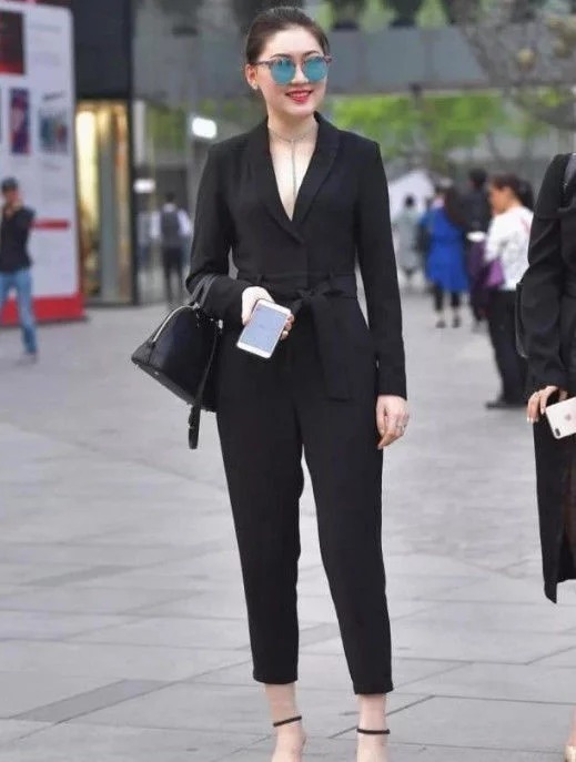 街拍:娇嫩丰盈的小姐姐,紧身背心配牛仔短裤,尽显优雅的女人味