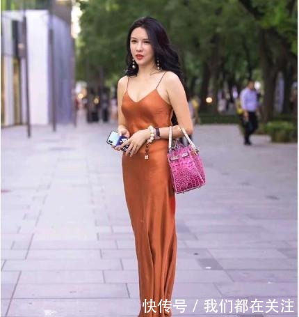 真丝 橙色小吊带裙搭配粉色包包,贴身舒适,展现成熟风情!