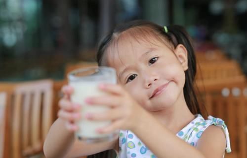 纯牛奶|“假牛奶”被曝光,喝了没营养还费钱,这几种,你给孩子喝过吗?
