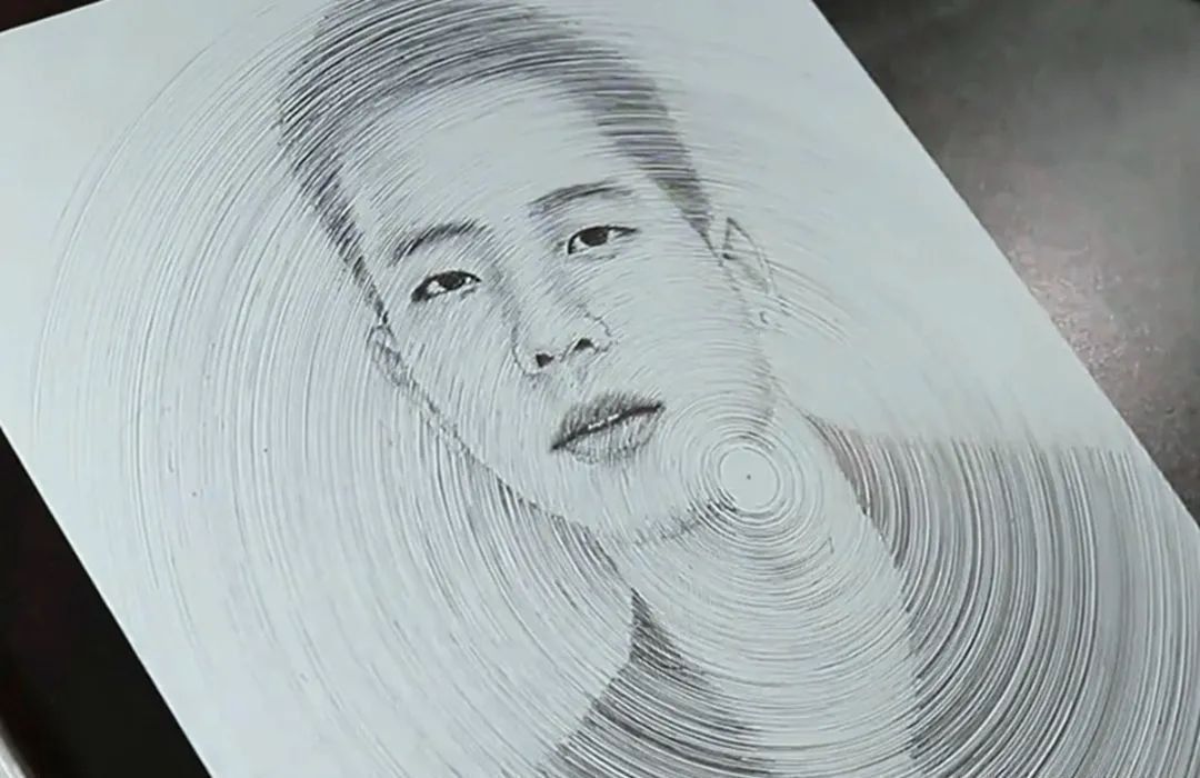 走神儿@美术生上课走神儿,居然用圆规画圈圈,最终画出完美人像