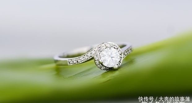 铂金和18K金哪个更有优势？婚戒选哪种材质美观大气？