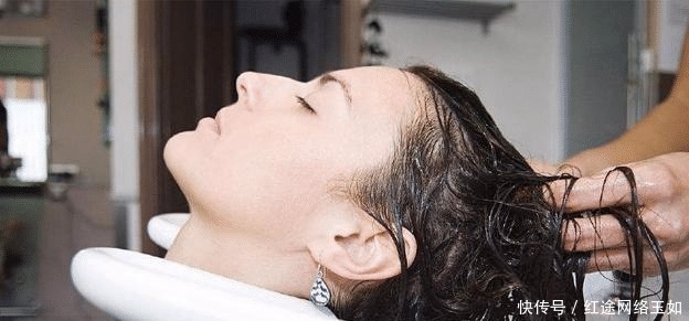 理发店|理发店理发先洗头再剪头发,里面有什么“套路”?说出来你都不信