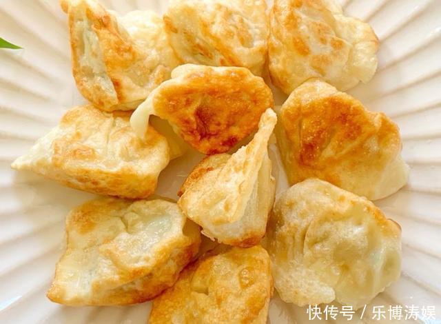 煎水饺时总糊锅？切忌直接下锅煎，教你一招，水饺美味酥脆不糊锅