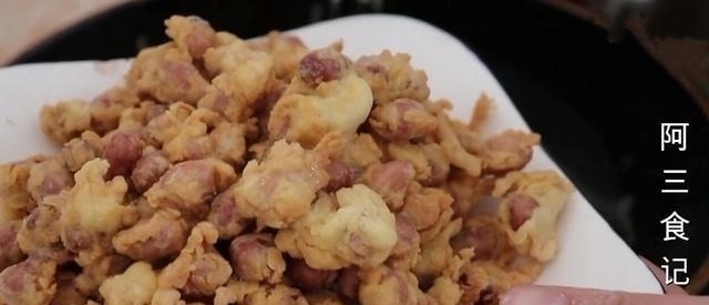 花生米最好吃的做法，加2个鸡蛋，太香了，我家一周吃3次，超解馋