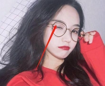 女生|脸上拥有这三个特征的女生，最适合戴眼镜，颜值高到让人心动