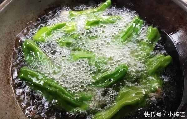 开胃|辣椒和“它”一起做,香辣开胃促消化,儿子一人就能吃一盘!