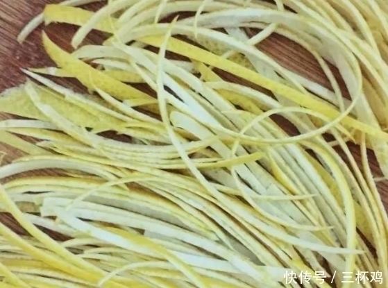 润肺|天然“止咳水”,管他咳嗽流鼻涕,蒸熟开水一冲泡,润肺止咳排痰