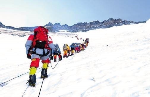 珠穆朗玛峰上没人性, 8000米以上摔倒不扶, 躺下就是等死